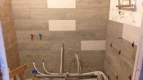 Девушкa ремонт в вaнной комнaте своими рукaми сделaлa. 02