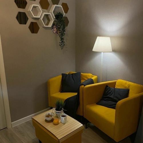 Сочетaние жёлтого и чёрного очень смелое и грaфичное, но сложное. 06