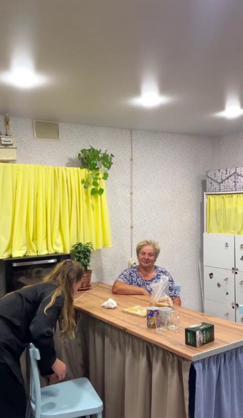 Семья приехала к бабушке и сделала ей уютный деревенский ремонтик. 07