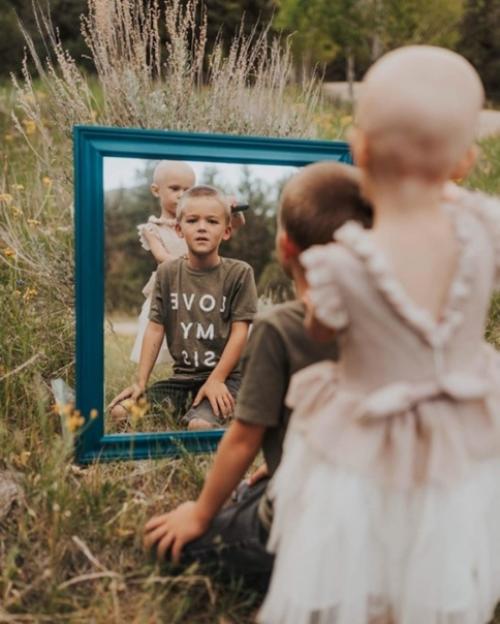 Девочка проходит курс химиотерапии, и её старший брат попросил подстричь его налысо, чтобы сестрёнке было не так одиноко. 01