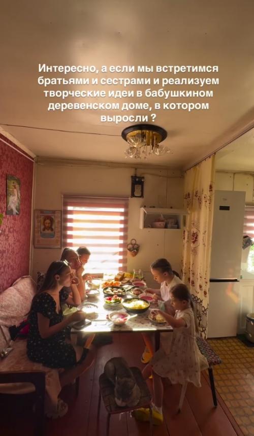 Семья приехала к бабушке и сделала ей уютный деревенский ремонтик.

