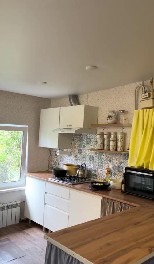 Семья приехала к бабушке и сделала ей уютный деревенский ремонтик. 04