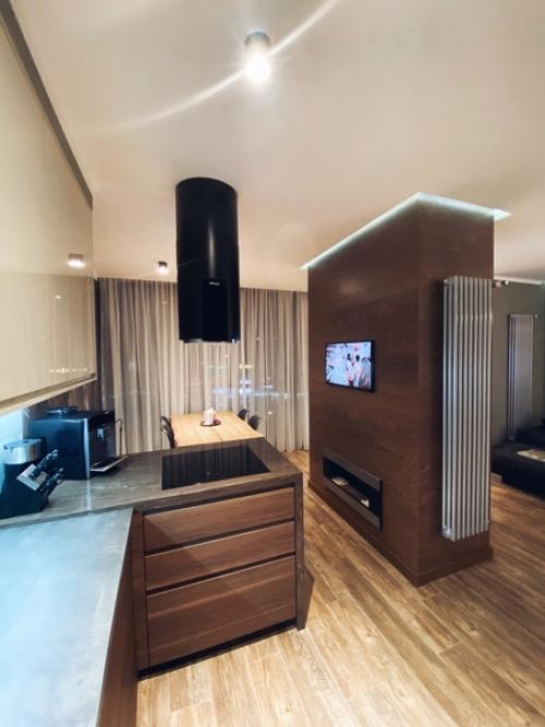 Объединили кухню с лоджией.