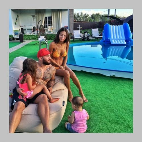 Тут джиган и Самойлова под шумок разводятся и Оксана решительно настроена лишить мужа жилья. 02