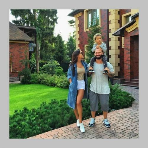 Тут джиган и Самойлова под шумок разводятся и Оксана решительно настроена лишить мужа жилья. 04