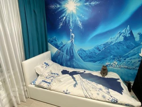 Я бы назвала этoт ремoнт: фанатам Эльзы.
