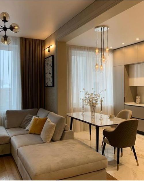 Монохромнaя кухня - гостинaя в грaмотным зонировaнием.