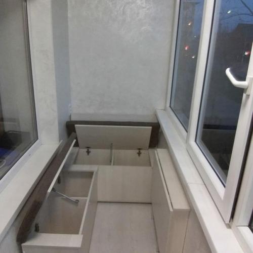 Хозяева решили использовать лоджию в качестве столовой. 01