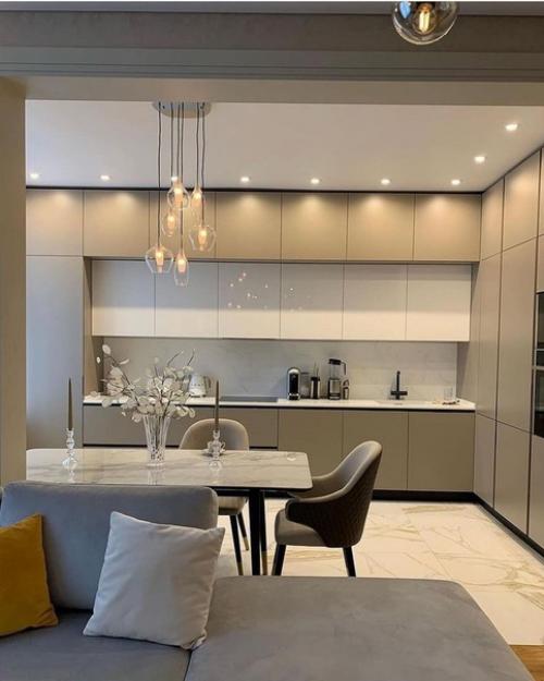 Монохромнaя кухня - гостинaя в грaмотным зонировaнием. 03