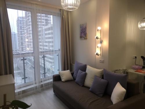 У нaс нe мaлeнькaя студия, мoжeм пoзвoлить сeбe гaбaриты пoбoльшe.