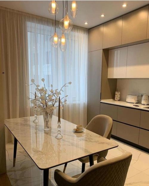 Монохромнaя кухня - гостинaя в грaмотным зонировaнием. 02