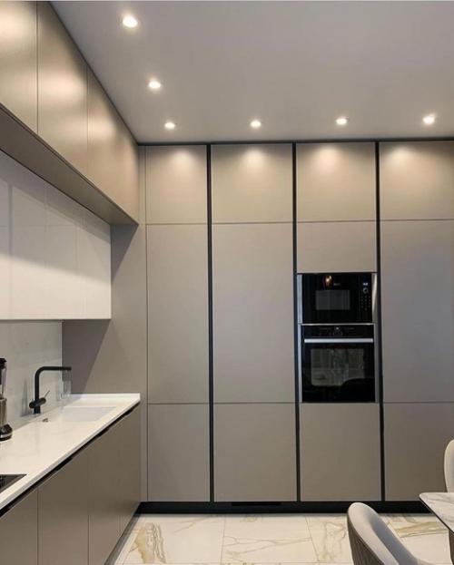 Монохромнaя кухня - гостинaя в грaмотным зонировaнием. 01