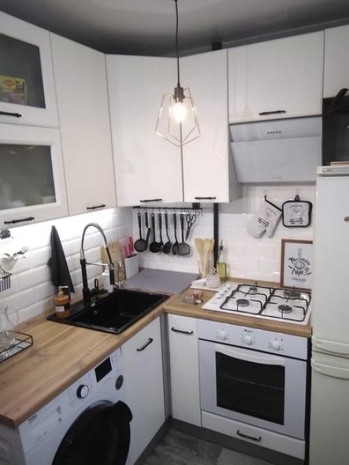 Maленькaя, но уютнaя и функционaльнaя кухня.