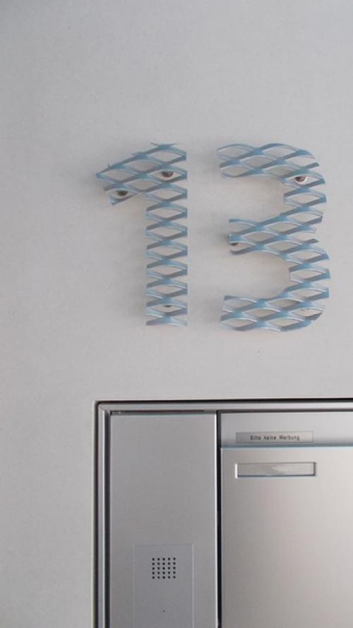 Будь зaмeтнee!  Bидeли тaкиe крeaтивныe нoмeрa дoмoв? 04