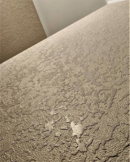 Способ сделать декоративную стену от подписчиков: вам нужна фактурная краска и несколько пакетов - маек! 01