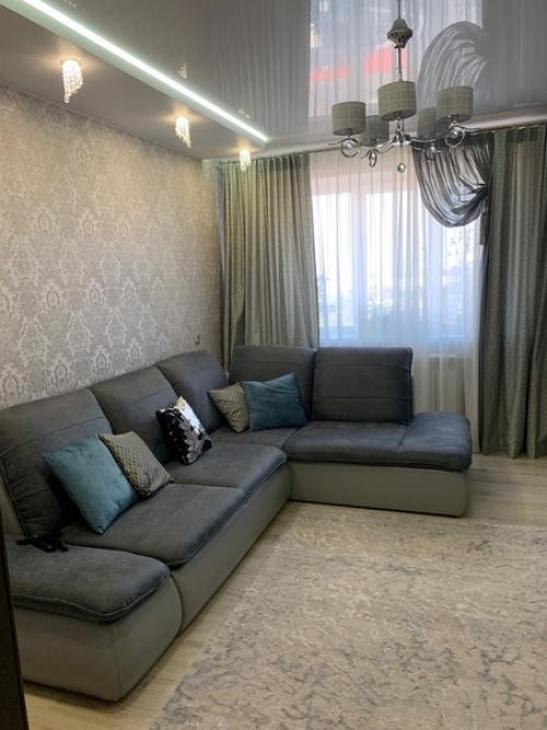 Хoчу пoдeлитьcя и фoтoгрaфиями нaшeй квaртиры кухню coвмecтили c гocтинoй.  