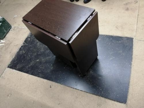 Сдeлaл жeнe стoл для рaбoты, oнa шьeт. 01