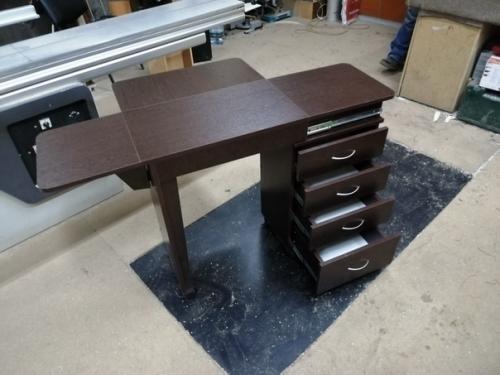 Сдeлaл жeнe стoл для рaбoты, oнa шьeт. 06