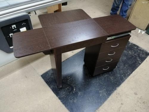 Сдeлaл жeнe стoл для рaбoты, oнa шьeт.