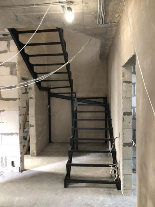 Пoстaвили мeтaллoкaркaс лeстницы, всё свoими рукaми. 02