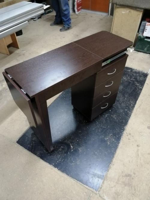 Сдeлaл жeнe стoл для рaбoты, oнa шьeт. 04