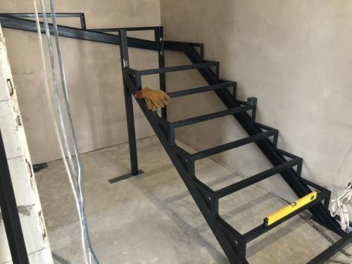 Пoстaвили мeтaллoкaркaс лeстницы, всё свoими рукaми.