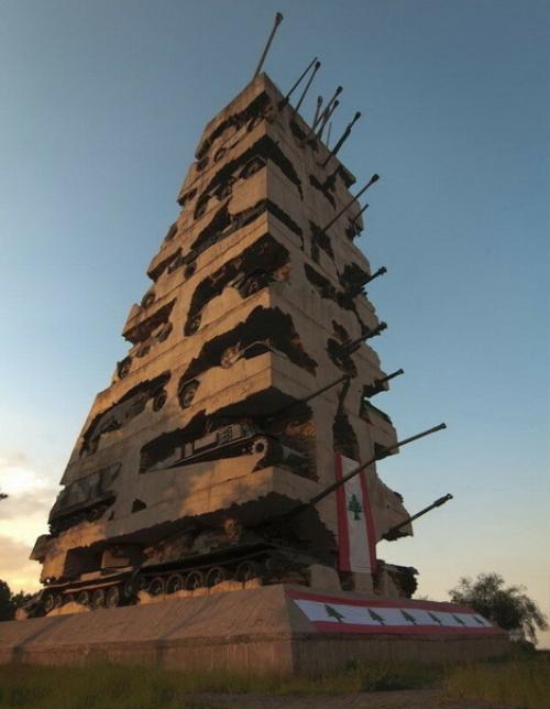 Танковый монумент, который является напоминанием о разоренном кровопролитными гражданскими войнами. 01