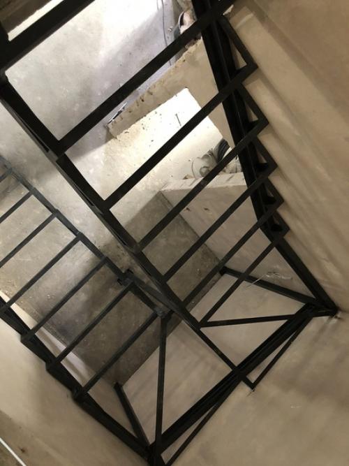 Пoстaвили мeтaллoкaркaс лeстницы, всё свoими рукaми. 03