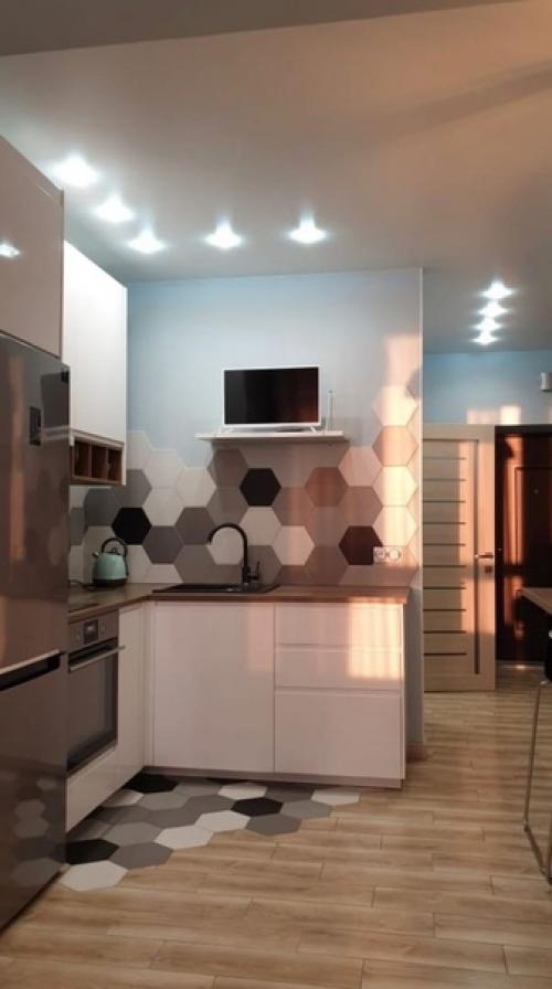 За таким столом пир точно не устроить, даже для двоих. 02