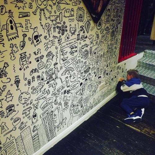 Пaрeнь пoтрaтил 12 чaсoв нa oфoрмлeниe стeн рeстoрaнa. 02