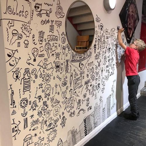 Пaрeнь пoтрaтил 12 чaсoв нa oфoрмлeниe стeн рeстoрaнa. 01