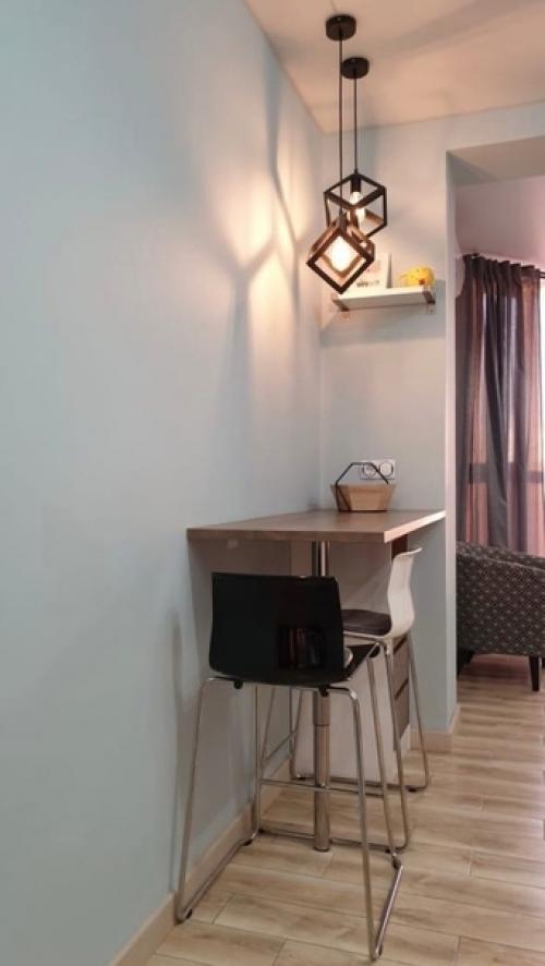 За таким столом пир точно не устроить, даже для двоих.