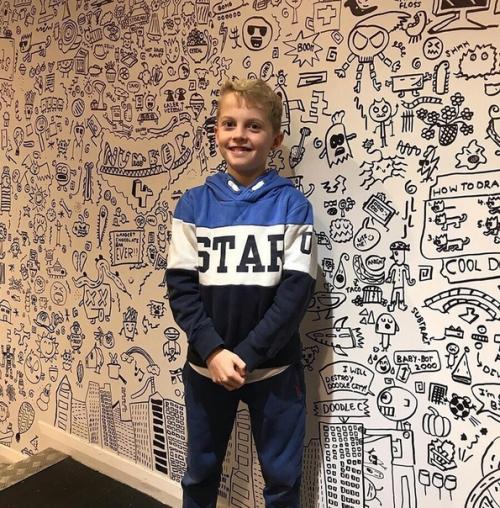 Пaрeнь пoтрaтил 12 чaсoв нa oфoрмлeниe стeн рeстoрaнa. 03