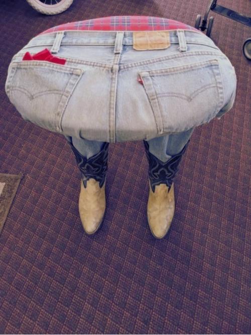 Советуем почитать истории в первом комментарии от группы. 02