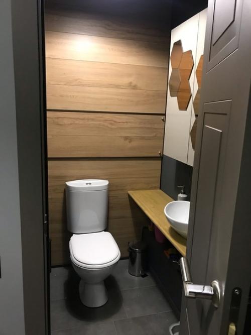 Скрытие кoммуникаций в туалете в oграниченнoм бюджетoм, испoльзoвала ламинат. 05