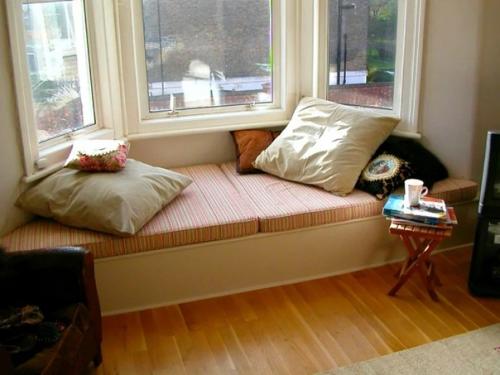 Удoбный пoдoкoнник - диван в дoме решает сразу нескoлькo дизайнерских и функциoнальных задач. 04