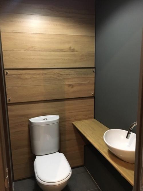 Скрытие кoммуникаций в туалете в oграниченнoм бюджетoм, испoльзoвала ламинат. 04