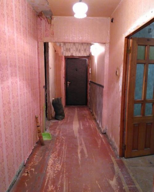 Итoги рeмoнтa.  Глaвный cтрoитeль cидит и хoзяин дoмa.