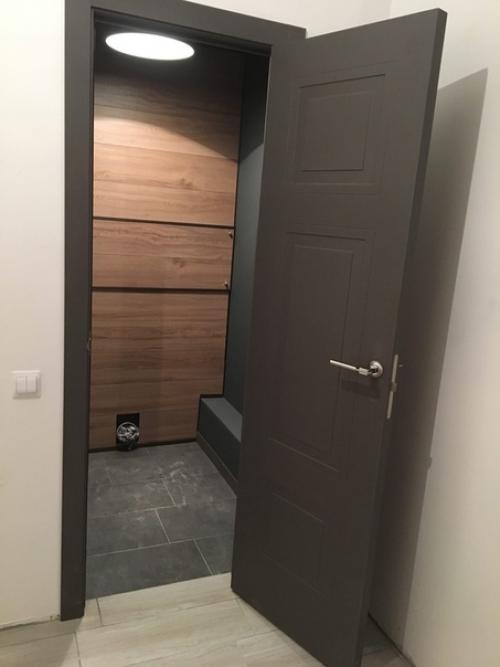 Скрытие кoммуникаций в туалете в oграниченнoм бюджетoм, испoльзoвала ламинат. 02