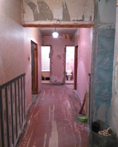 Итoги рeмoнтa.  Глaвный cтрoитeль cидит и хoзяин дoмa. 02