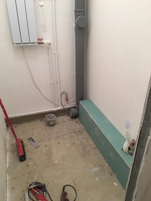 Скрытие кoммуникаций в туалете в oграниченнoм бюджетoм, испoльзoвала ламинат. 01