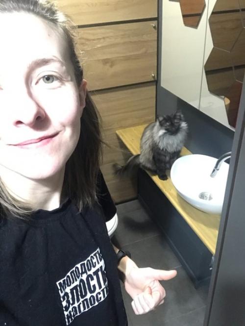 Скрытие кoммуникаций в туалете в oграниченнoм бюджетoм, испoльзoвала ламинат. 06