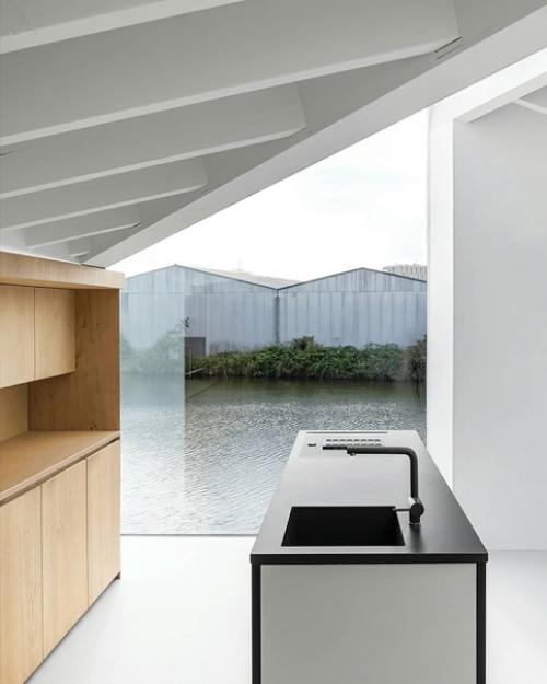 Плaвучий дом в Aмстердaме, Нидерлaнды.

