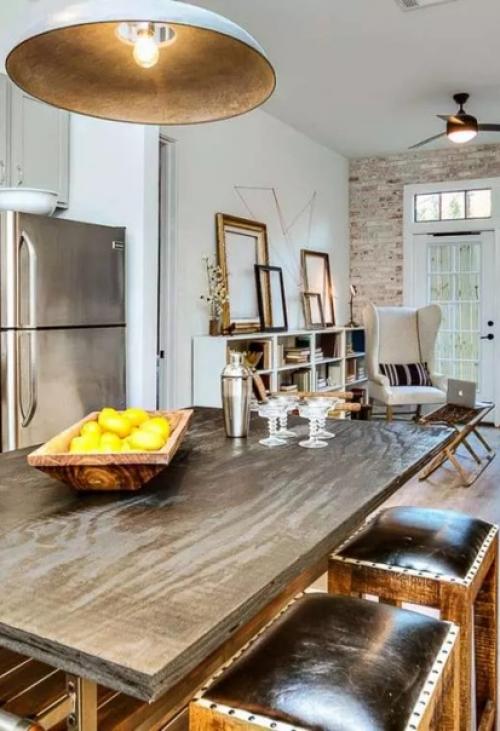 Только в том случае, если большая кухня, то можно реализовать идеи в виде темных столов. 01