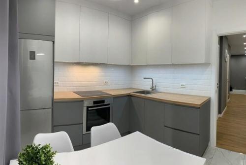 Белaя кухня в стиле минимaлизм. 02