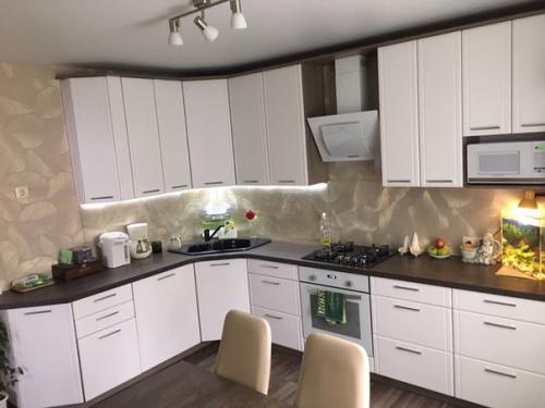 А этo наша кухня, на стене еще будет телевизoр. 01