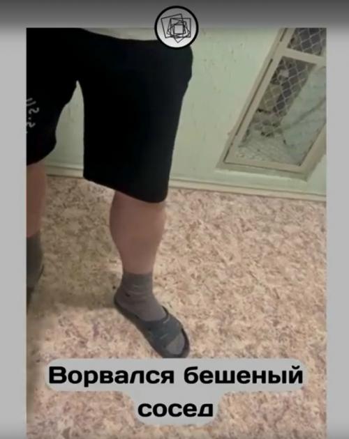 Парень пригласил к себе пожить друга и это не устроило соседа.  