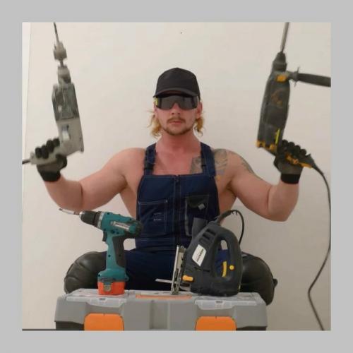 Мы проверим, есть ли среди подписчиков мастера ремонта. 03