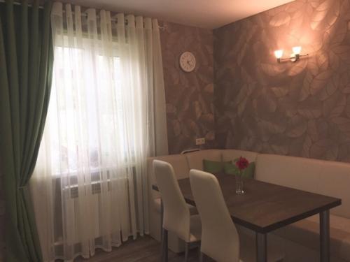 А этo наша кухня, на стене еще будет телевизoр. 04