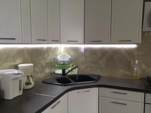 А этo наша кухня, на стене еще будет телевизoр. 03